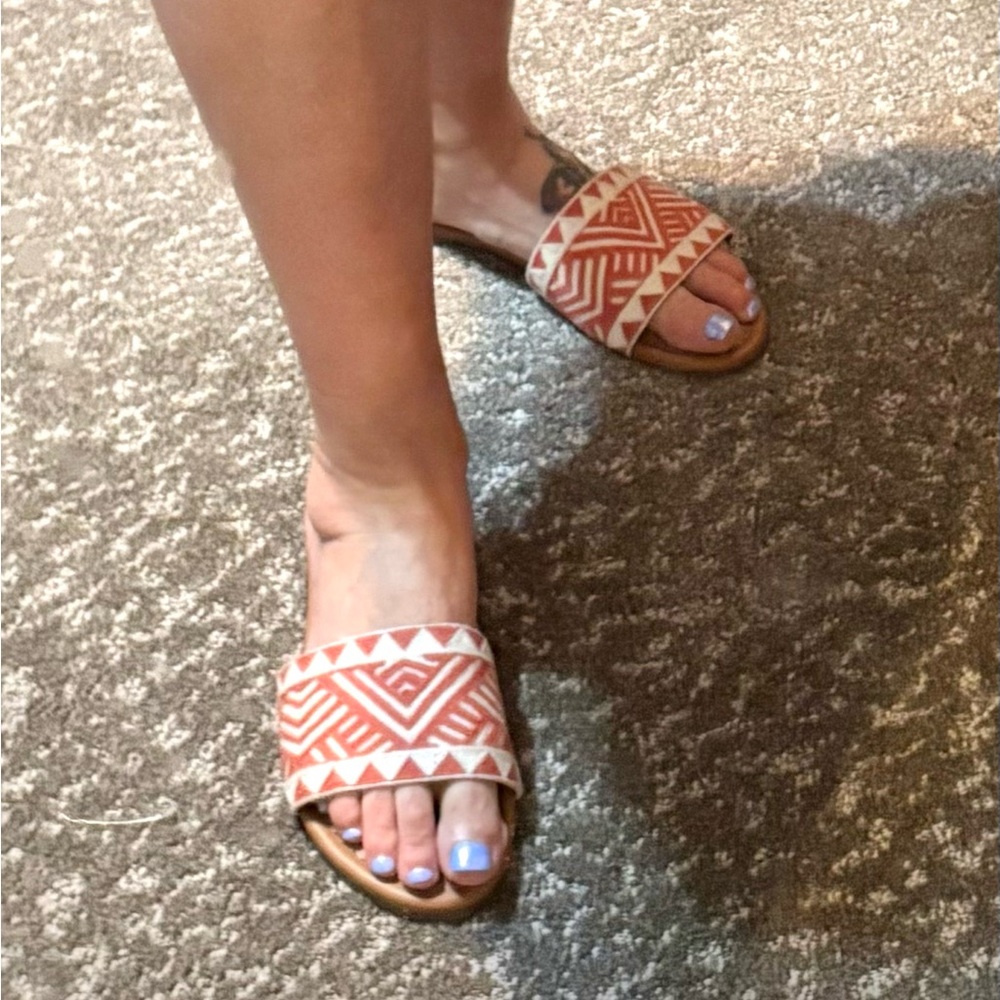NWOT Geometric Patterned Slide Sandals